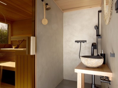 Koupelna je součástí saunového domku. 