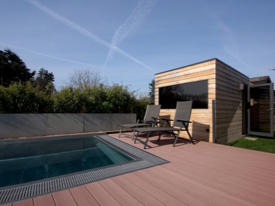 Relaxační zonu tvoří bazén a sauna. 